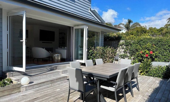 Takapuna House | Relaxing Townhouse by the Sea with Oceanfront Views