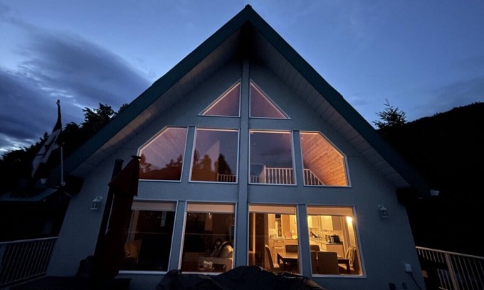 Adams Lake House | Idyllic Lakefront Retreat in Shuswap with Spa & Views