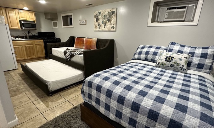 Elizabeth House | Cozy Private Studio Near EWR, NYC & Kean U - 8.8/10 Rating