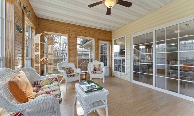 Rockaway Beach House | Idyllic Lake Taneycomo Retreat with Pool and Breakfast