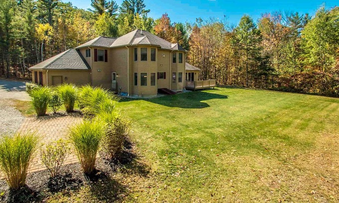 Glen Villa | Gorgeous Private Villa - Minutes to the Saco River - Fire-pit & Yard