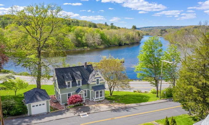 Collinsville House | Scenic River Retreat with Breakfast & Trails Near Collinsville