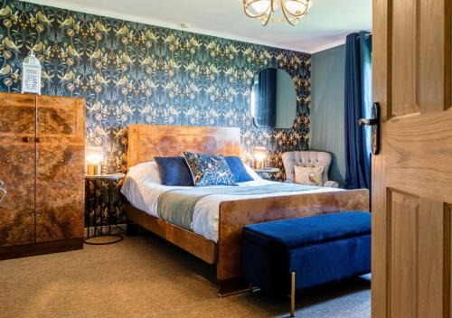Norton St. Philip House | Charming Rural Farm Cottage with Hot Tub & Pet-Friendly!