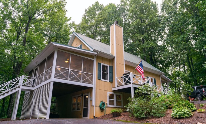 Saluda House | Beautiful Saluda Mountain Home with Pool & Breakfast