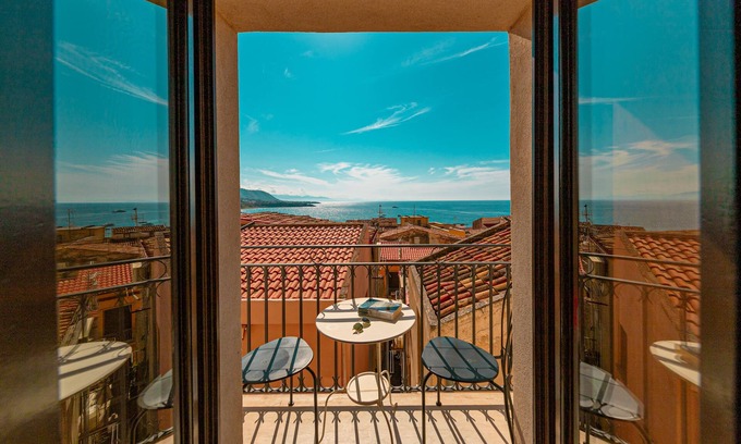 Old Town House | Scenic Sea View House in Historic Center with Breakfast