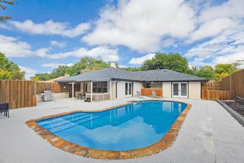 Garland House | Bright & Welcoming Home for Large Groups with Private Pool