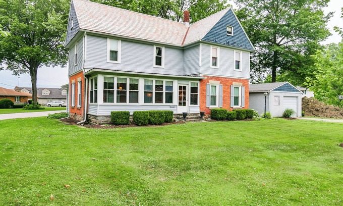 Ashtabula House | Unforgettable Sunsets at Pearl Beach Lakehouse Retreat