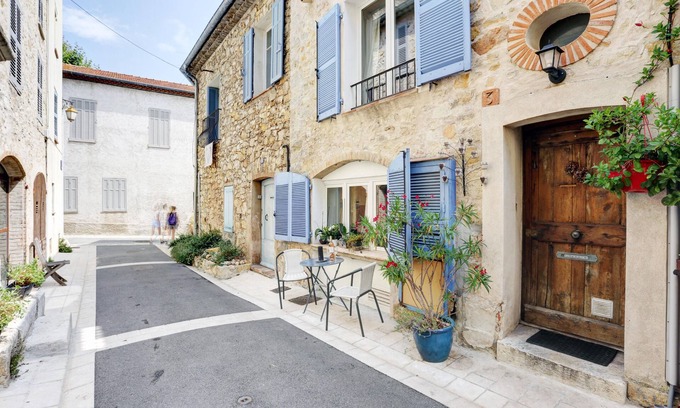 Valbonne House | Elegant Townhouse in Valbonne with Rooftop Terrace & Aircon
