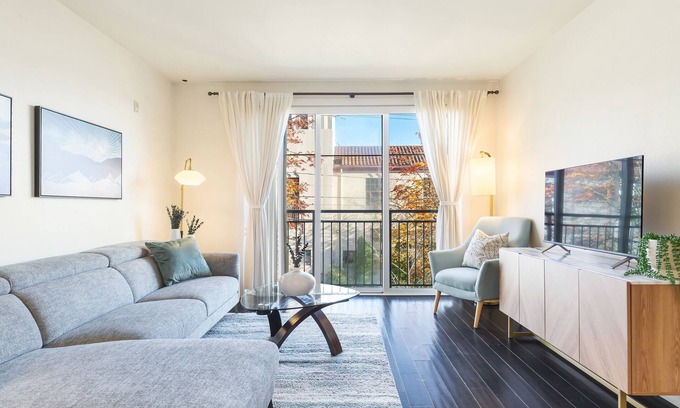 Minor Condo | Urban Retreat in Downtown Capitol Hill with Spa & Pool