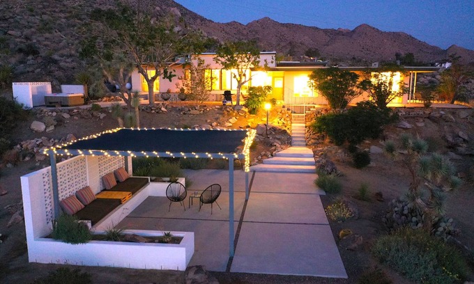 Joshua Tree Highlands House | Scenic Retreat with Hot Tub, Pet-Friendly & Ideal for Families