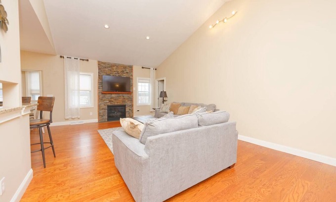 Round Lake House | Stunning Round Lake Retreat: 9.8 Rated & Family Friendly