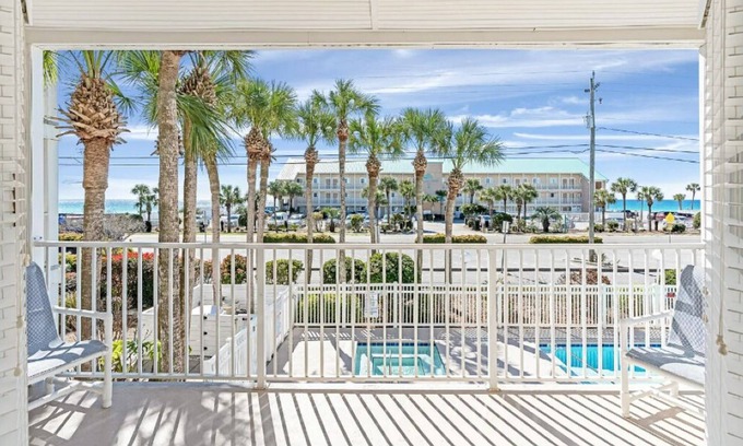 Crystal Beach Condo | Seaside Retreat: Breathtaking Views, Pool & Beach Access