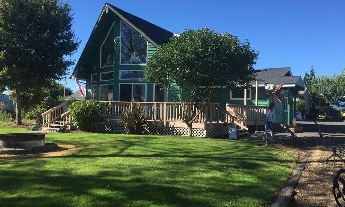 Cathlamet House | Gorgeous views w/dock on Columbia River. Big enough for the whole family!