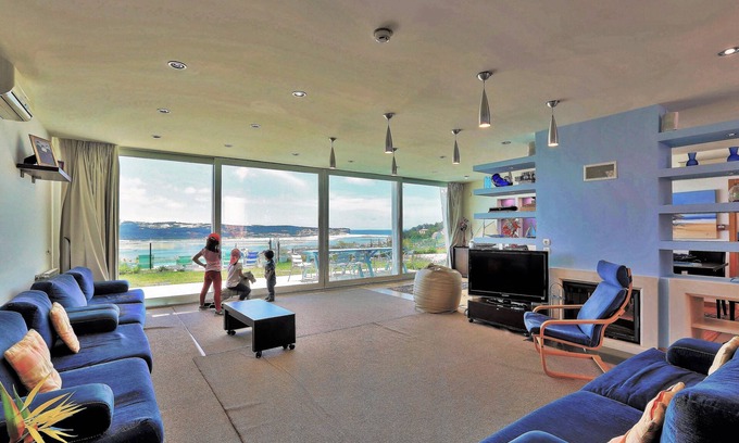 Foz do Arelho Villa | Family-Friendly Villa with Heated Pool & Scenic Views