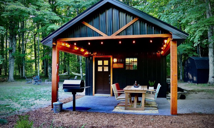 Thompsonville Cabin | Charming Vintage Crystal Mt Tiny Home with Breakfast Included