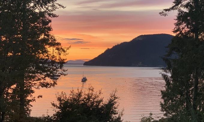 Mayne Island House | Scenic Ocean View Suite with Breakfast & Family-Friendly Amenities
