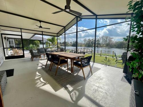 Lemon Bluff House | Scenic Waterfront Retreat on the St. Johns River, Rated 9/10