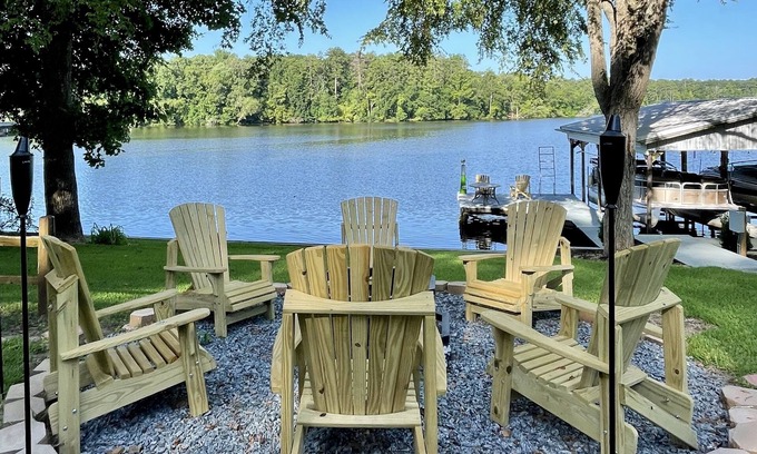 Eatonton House | Beautiful Waterfront Log Home on Lake Sinclair Awaits You