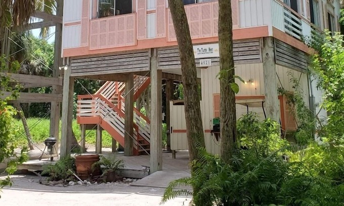 Jose's Hideaway House | Gorgeously-appointed 4-bedroom beach home steps away from pristine beaches.
