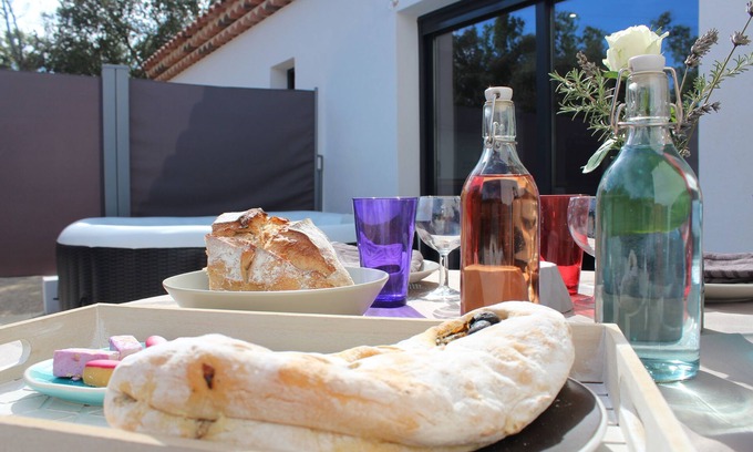Regusse Cottage | Relax at La Cigale with Lakeside Views and a Jacuzzi