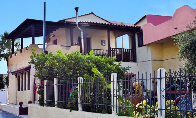 Gazi Apartment | Relaxing Gorgona Apt with Oceanfront Pool and Spa Access