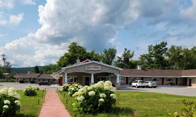 Upper Village Hotel | Oceanfront Getaway at Gorham Motor Inn with Pool & Hot Tub