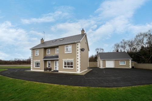 Letterkenny House | Gormley Residence: Exceptional Stay with Kitchen Amenities
