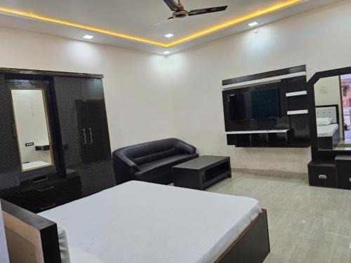 Varanasi Hotel | Goroomgo Gautam Garden Varanasi: Prime Location & Family-Friendly