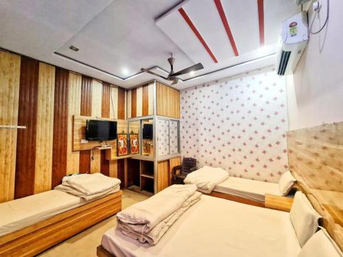 Mathura Hotel | Prime Location at Goroomgo Sangam Palace Guest House