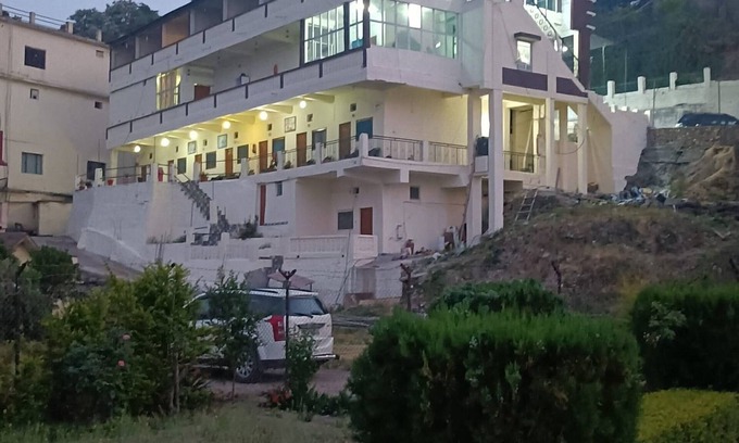 Majkhali Hotel | Discover Goroomgo Tribhuwan in Ranikhet with Breakfast!