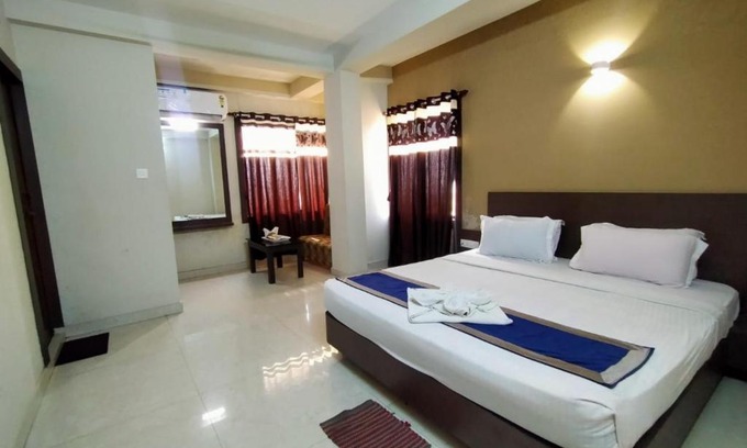 Puri Hotel | Relax at Goroomgo UK Palace Puri Near Sea Beach