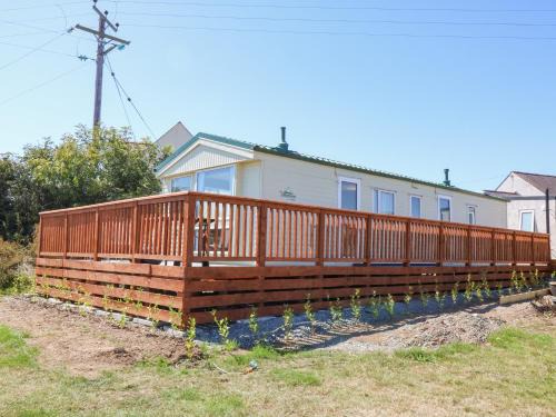 Cemaes Bay House | Gorphwysfa Caravan: Family-Friendly Retreat with Pets Welcome