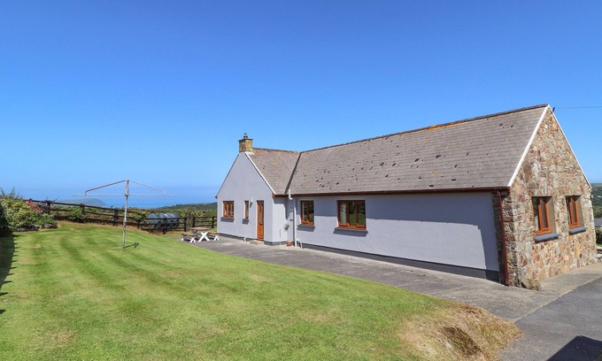 Newport Cottage | GORWELFA, family friendly, with a garden in Newport, Pembrokeshire
