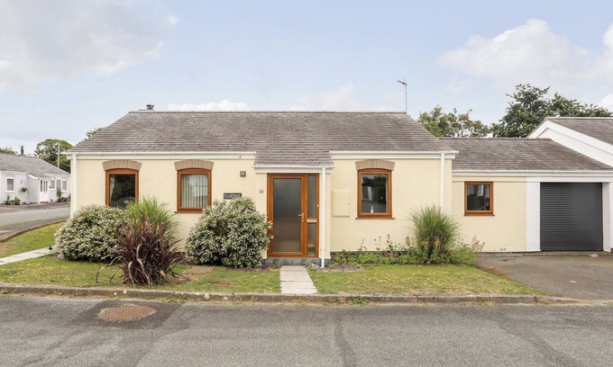 Garn Fadryn House | Pet-Friendly Gorynys: A Characterful Cottage by the Sea