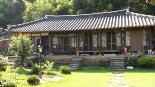 Hail-myeon House | Experience Goseong Choi Pilgan's Old House with Family-Friendly Amenities