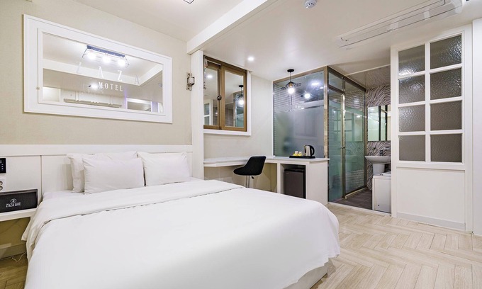 Pokkol Hotel | Eco-Friendly Goseong Zaza: Family Haven with Breakfast