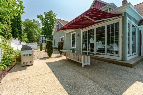 Douglas House | Goshorn House & Studio: Relax by the Pool, Steps from Downtown
