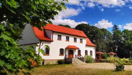 Zalom House | Idyllic Gospodarstwo nad jeziorem with Private Beach Access
