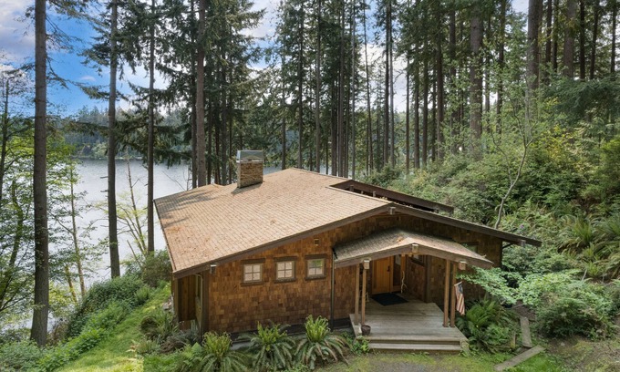 Langley Cabin | Goss Lake Chalet: Exceptional Lakefront Retreat with Dock
