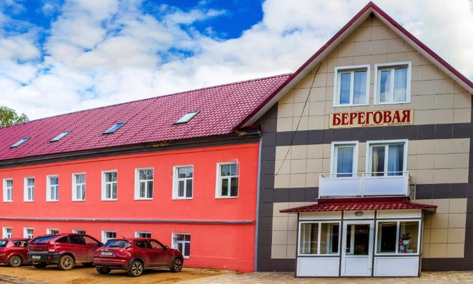 Ostashkov House | Cozy Stay at Gostevoy Dom Beregovaya with Hot Tub & Breakfast