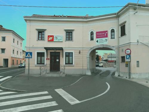 Sezana House | Explore Gostilna pri Dragici: Family-Friendly Stay Awaits