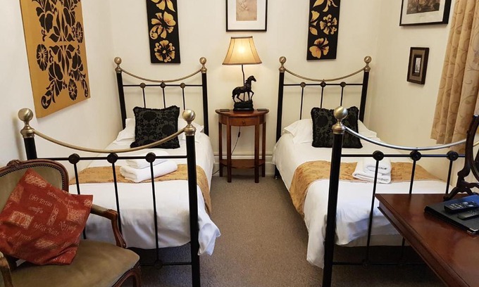 East Grinstead Bed & Breakfast | Enchanting Gothic House: Pet-Friendly with Restaurant & Breakfast