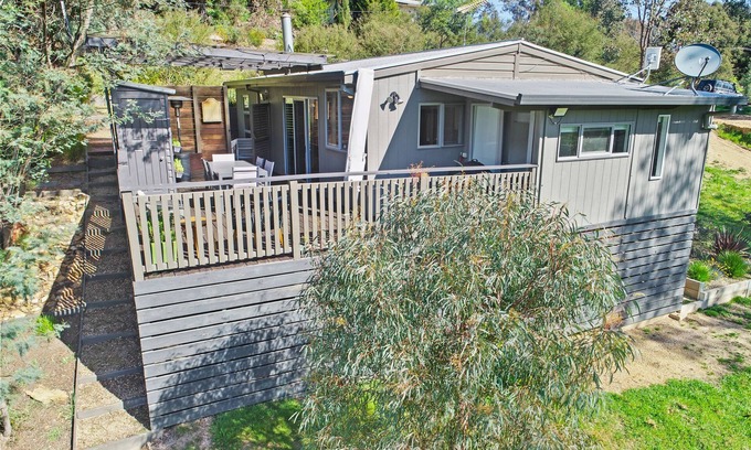 Goughs Bay House | Goughs Hideaway: Family-Friendly Retreat by Lake Eildon
