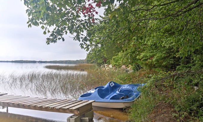 Gould City Cabin | Gould City Lakefront Retreat with Dock & Rowboat Access