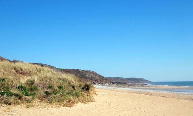 Port-Eynon Apartment | Cozy Gower Hideaway with Pool and Family-Friendly Amenities