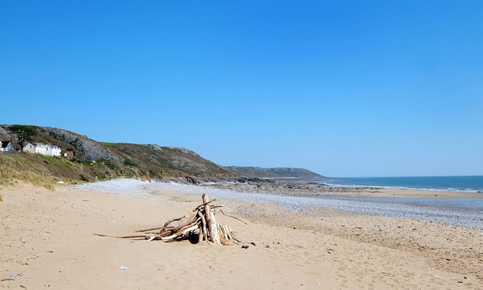Port-Eynon Apartment | Gower Hideaway - 3 Bedrooms with Pool & Breakfast
