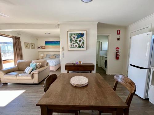 Mallacoota Apartment | Tranquil Gowings of Mallacoota with Oceanfront Pool Access