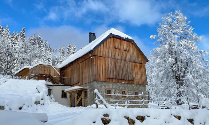 Semic Villa | Experience Comfort at Gozdna vila Sredgora with Hot Tub