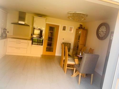 Bordon Other | Family-Friendly GR8 Home 2: Your Ideal Getaway Spot