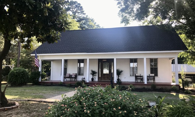 Longview House | Discover Grable Creek Farmhouse: Pet-Friendly Retreat